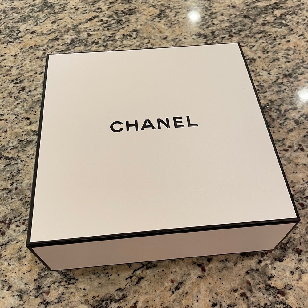 Chanel box (AUTHENTIC)